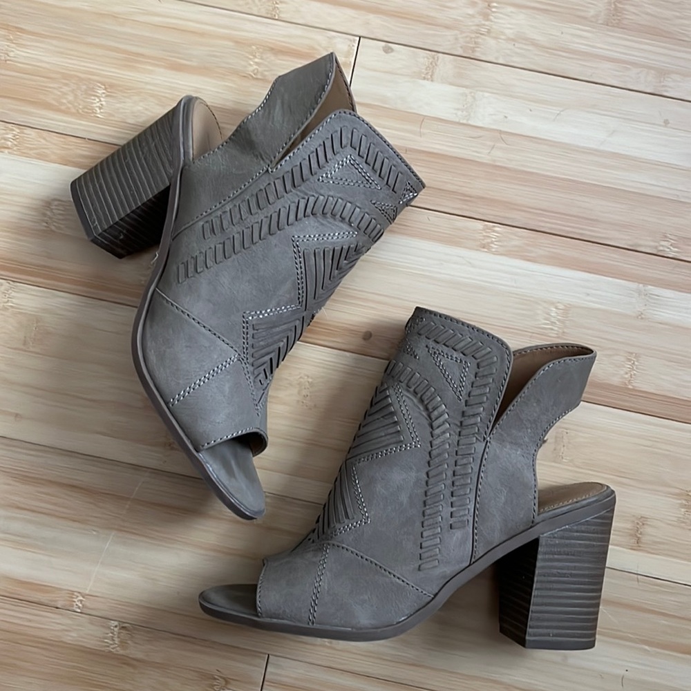 Universal Thread Tan Closed Heels